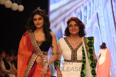 TV Celebs walk the ramp for Gitanjali Gems at IIJW 2013