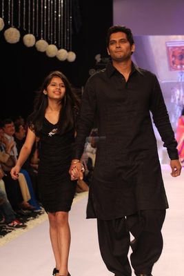 TV Celebs walk the ramp for Gitanjali Gems at IIJW 2013
