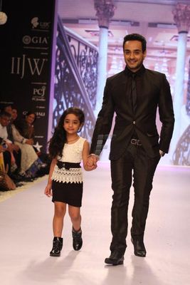 TV Celebs walk the ramp for Gitanjali Gems at IIJW 2013