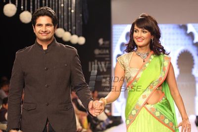 TV Celebs walk the ramp for Gitanjali Gems at IIJW 2013