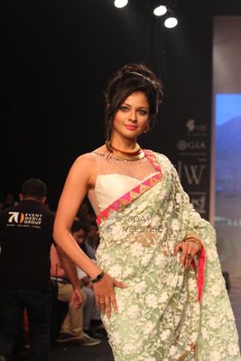Huma Qureshi & Pooja Kumar walk the ramp for Auro Gold at IIJW 2013