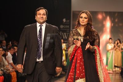 Huma Qureshi & Pooja Kumar walk the ramp for Auro Gold at IIJW 2013