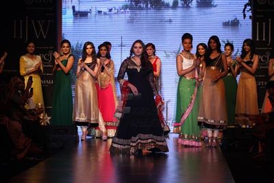 Huma Qureshi & Pooja Kumar walk the ramp for Auro Gold at IIJW 2013