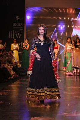 Huma Qureshi & Pooja Kumar walk the ramp for Auro Gold at IIJW 2013