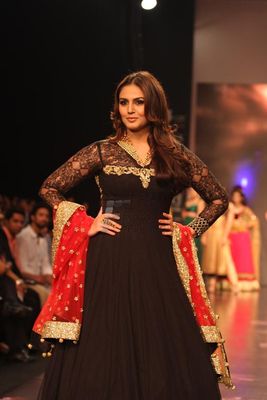 Huma Qureshi & Pooja Kumar walk the ramp for Auro Gold at IIJW 2013