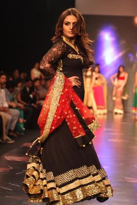 Huma Qureshi & Pooja Kumar walk the ramp for Auro Gold at IIJW 2013