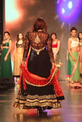 Huma Qureshi & Pooja Kumar walk the ramp for Auro Gold at IIJW 2013