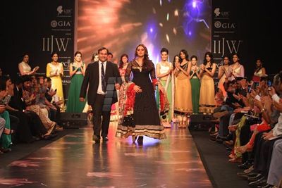Huma Qureshi & Pooja Kumar walk the ramp for Auro Gold at IIJW 2013