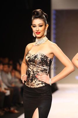 Navneet Kaur and Shobita Dhulipalia walk the ramp for students of IGI
