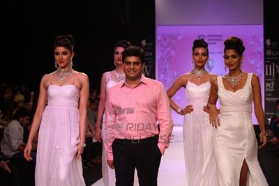 Navneet Kaur and Shobita Dhulipalia walk the ramp for students of IGI