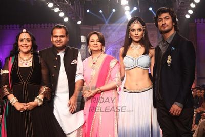Bolly Celebs walk the ramp for Birdhichand Ghanshyamdas Jewellers