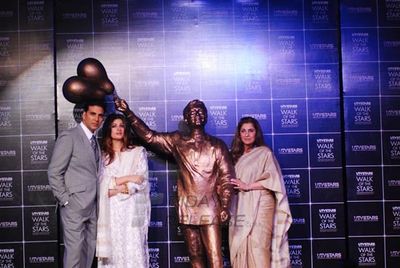 Bolly celebs at unveiling of Rajesh Khanna\'s statue.