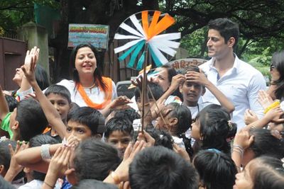 Mohit Raina of Har Har Mahadev Fame celebrates Independence Day with orphan kids