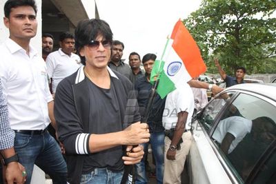 Shah Rukh Khan promotes \'Chennai Express\' by meeting fans at Cinema Halls
