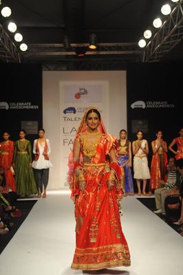 Sonali Bendre & Isha Koppikar showstopper at the Talent Box show at LFW Winter Festive 2013