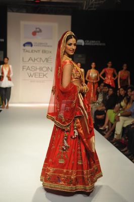 Sonali Bendre & Isha Koppikar showstopper at the Talent Box show at LFW Winter Festive 2013