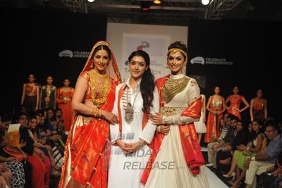 Sonali Bendre & Isha Koppikar showstopper at the Talent Box show at LFW Winter Festive 2013