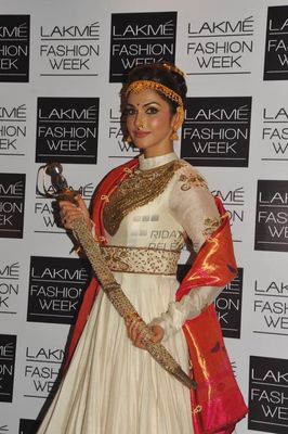 Sonali Bendre & Isha Koppikar showstopper at the Talent Box show at LFW Winter Festive 2013