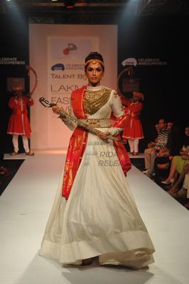 Sonali Bendre & Isha Koppikar showstopper at the Talent Box show at LFW Winter Festive 2013