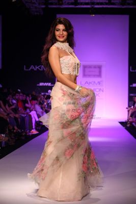 Jacqueline Fernandez walks the ramp for Shehla Khan at LFW Winter Festival 2013