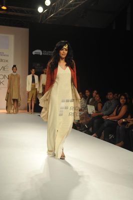 TV actress Mona Singh walks the ramp at Talent Box show at LFW Winter Festive 2013