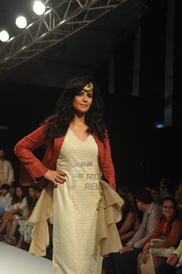 TV actress Mona Singh walks the ramp at Talent Box show at LFW Winter Festive 2013
