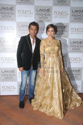 Karisma Kapoor walks the ramp as showstopper for designer Vikram Phadnis at LFW Winter Festive 2013