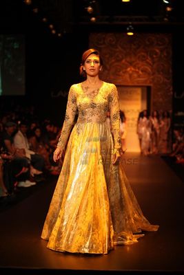 Karisma Kapoor walks the ramp as showstopper for designer Vikram Phadnis at LFW Winter Festive 2013