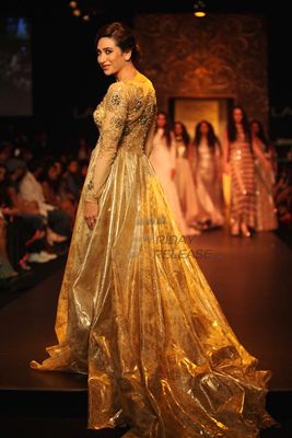 Karisma Kapoor walks the ramp as showstopper for designer Vikram Phadnis at LFW Winter Festive 2013