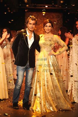 Karisma Kapoor walks the ramp as showstopper for designer Vikram Phadnis at LFW Winter Festive 2013