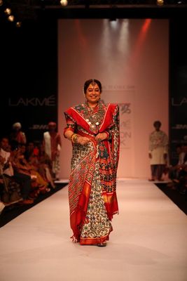 Kirron Kher turns showstopper for designer Gaurang at LFW Winter Festive 2013
