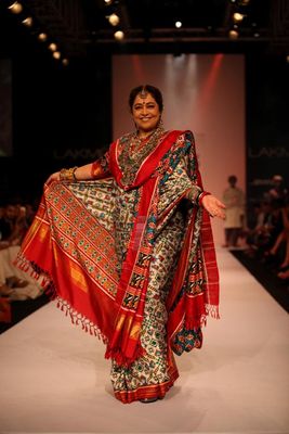 Kirron Kher turns showstopper for designer Gaurang at LFW Winter Festive 2013