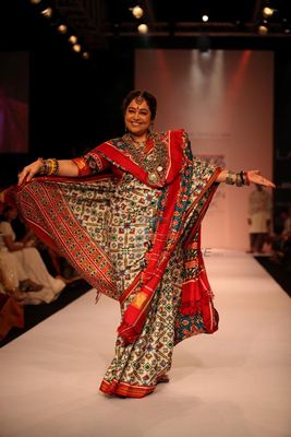 Kirron Kher turns showstopper for designer Gaurang at LFW Winter Festive 2013