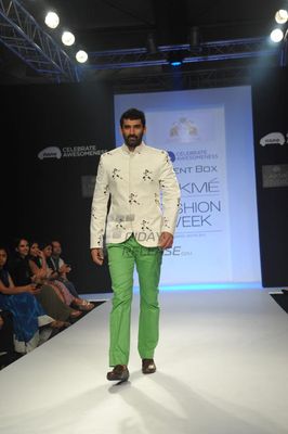 Aditya Roy Kapur & Musician Rahul Sharma for Barkha N Sonzal at LFW Winter Festive 2013