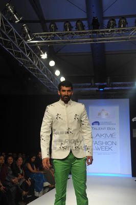 Aditya Roy Kapur & Musician Rahul Sharma for Barkha N Sonzal at LFW Winter Festive 2013