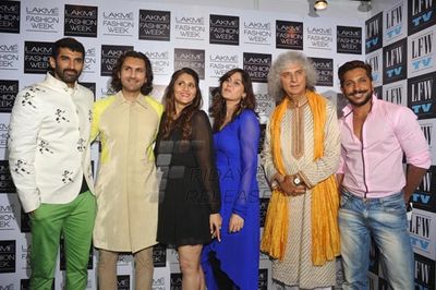 Aditya Roy Kapur & Musician Rahul Sharma for Barkha N Sonzal at LFW Winter Festive 2013