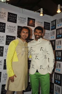 Aditya Roy Kapur & Musician Rahul Sharma for Barkha N Sonzal at LFW Winter Festive 2013