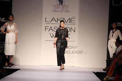 Puja Gupta walks the ramp as showstopper at LFW Winter Festive 2013