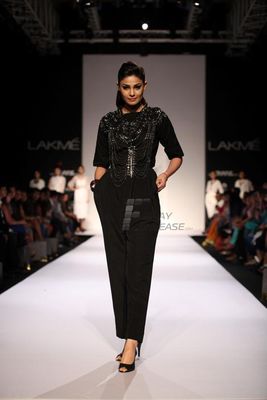 Puja Gupta walks the ramp as showstopper at LFW Winter Festive 2013
