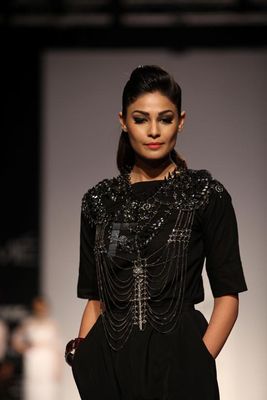 Puja Gupta walks the ramp as showstopper at LFW Winter Festive 2013