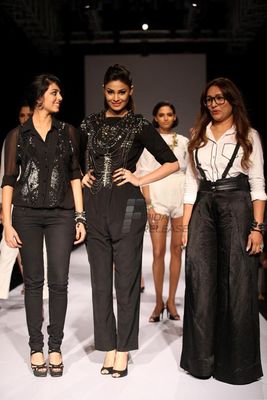 Puja Gupta walks the ramp as showstopper at LFW Winter Festive 2013
