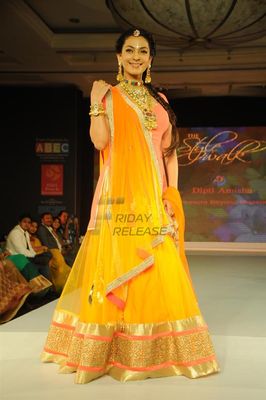 Bolly Celebs walk the ramp at The Glamour Style Walk Fashion Show