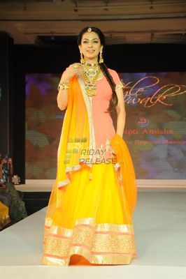 Bolly Celebs walk the ramp at The Glamour Style Walk Fashion Show