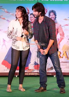 Sonakshi Sinha & Shahid Kapoor at 'R...Rajkumar' promotions