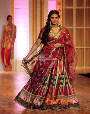 Huma Qureshi & Sania Mirza walk the ramp at AAMBY VALLEY INDIA BRIDAL WEEK 2013
