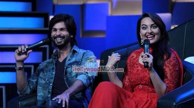 Shahid Kapoor & Sonakshi Sinha on 'Dance India Dance 4' sets