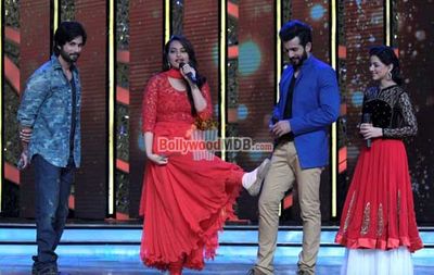 Shahid Kapoor & Sonakshi Sinha on 'Dance India Dance 4' sets