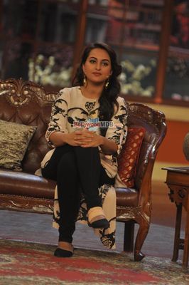 Sonakshi Sinha, Shahid Kapoor, Sonu Sood on 'Comedy Nights with Kapil' sets promoting 'R... Rajkumar'