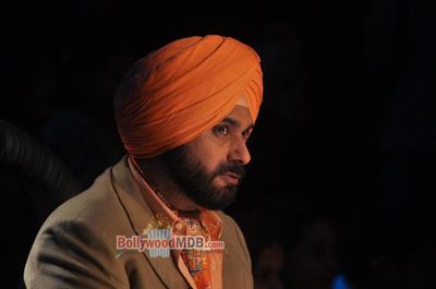 Sonakshi Sinha, Shahid Kapoor, Sonu Sood on 'Comedy Nights with Kapil' sets promoting 'R... Rajkumar'