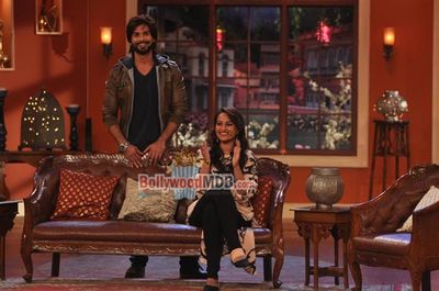 Sonakshi Sinha, Shahid Kapoor, Sonu Sood on 'Comedy Nights with Kapil' sets promoting 'R... Rajkumar'